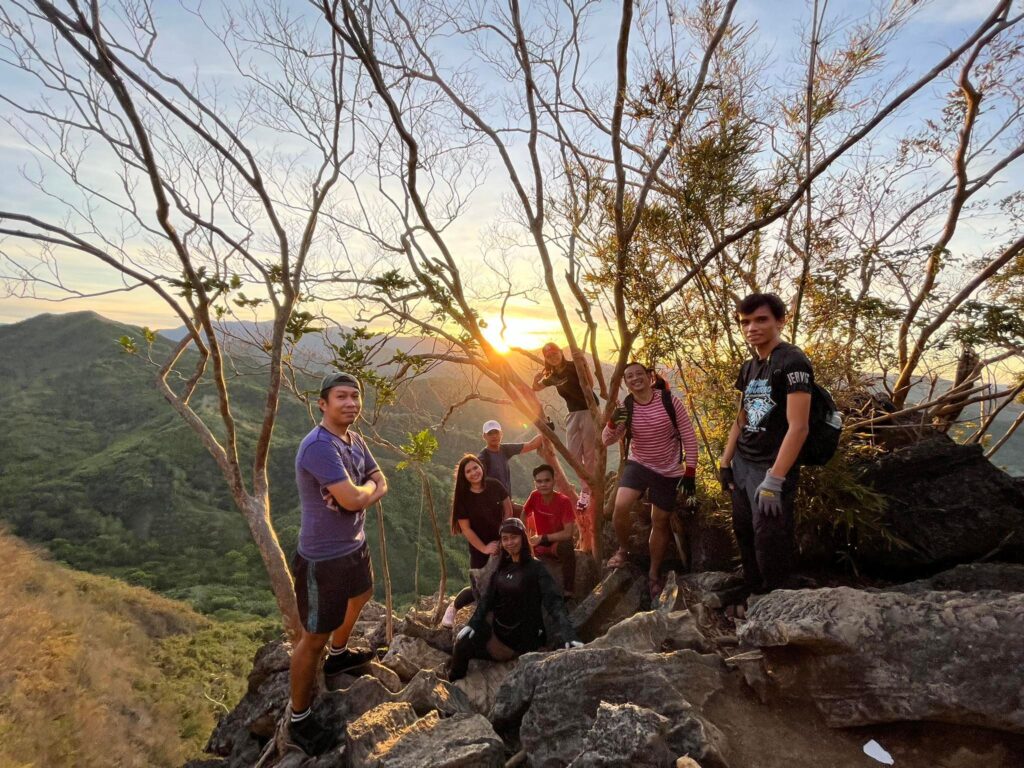 group picture at Montalban Trilogy dayhike