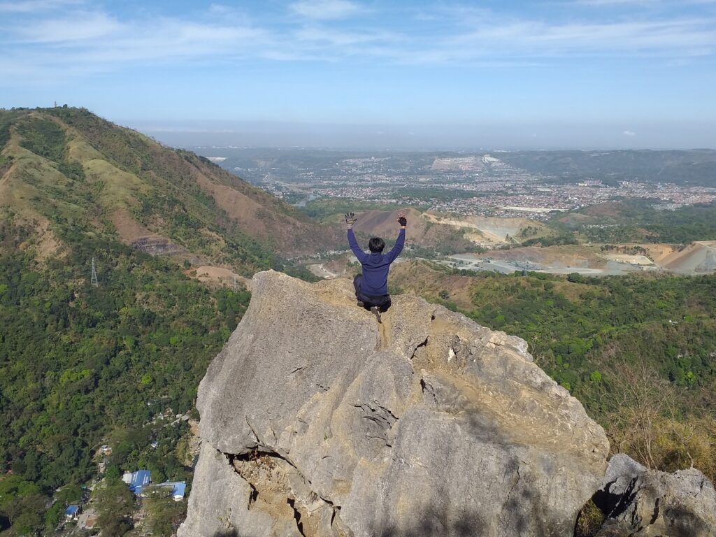 viewing deck of Mt. Pamitinan