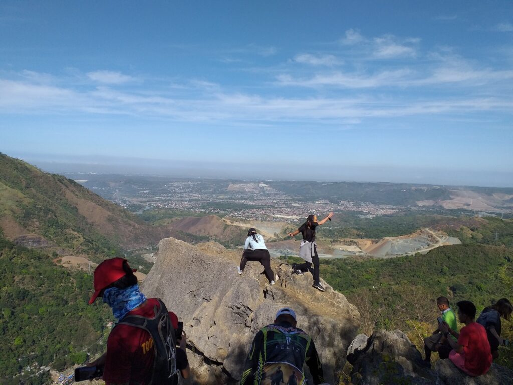 viewing deck of Mt. Pamitinan