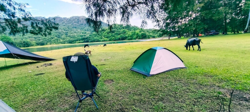 Camping site beside Lake Mapanuepe