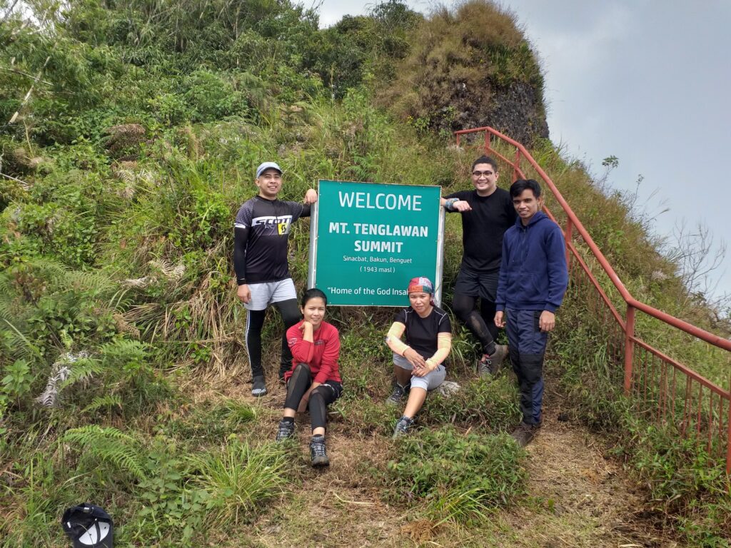 group picture at the summit of Mt. Tenglawan