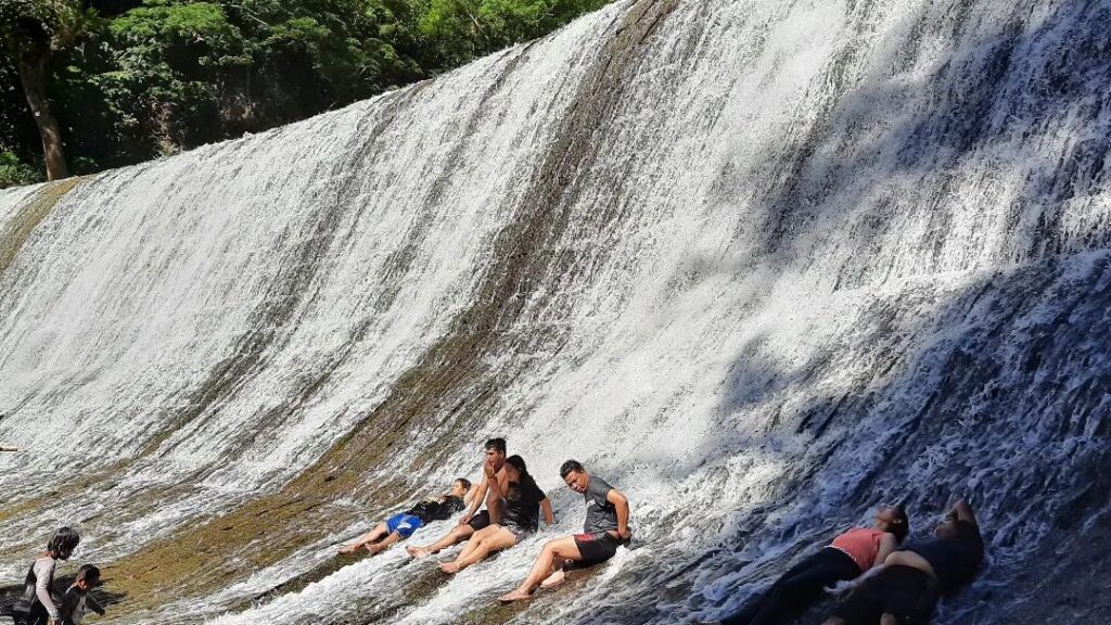 local tourists bathe at Wawa Dam