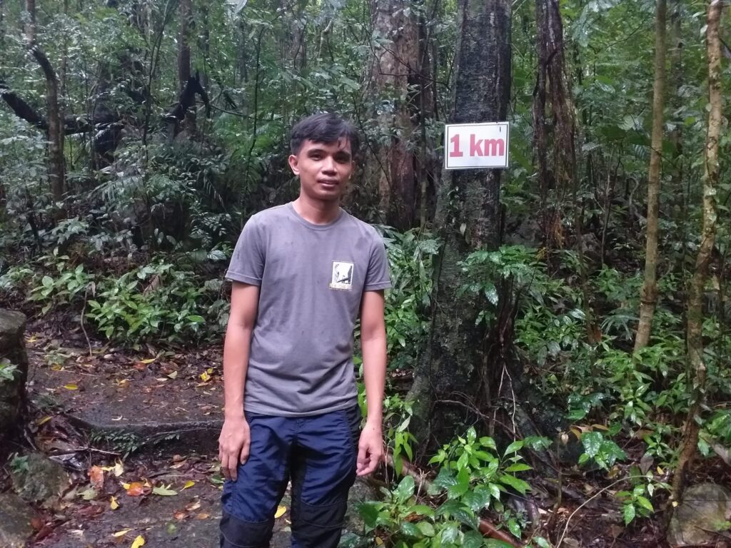 solo picture at the 1-kilometer signage in Mt. Pinagbanderahan