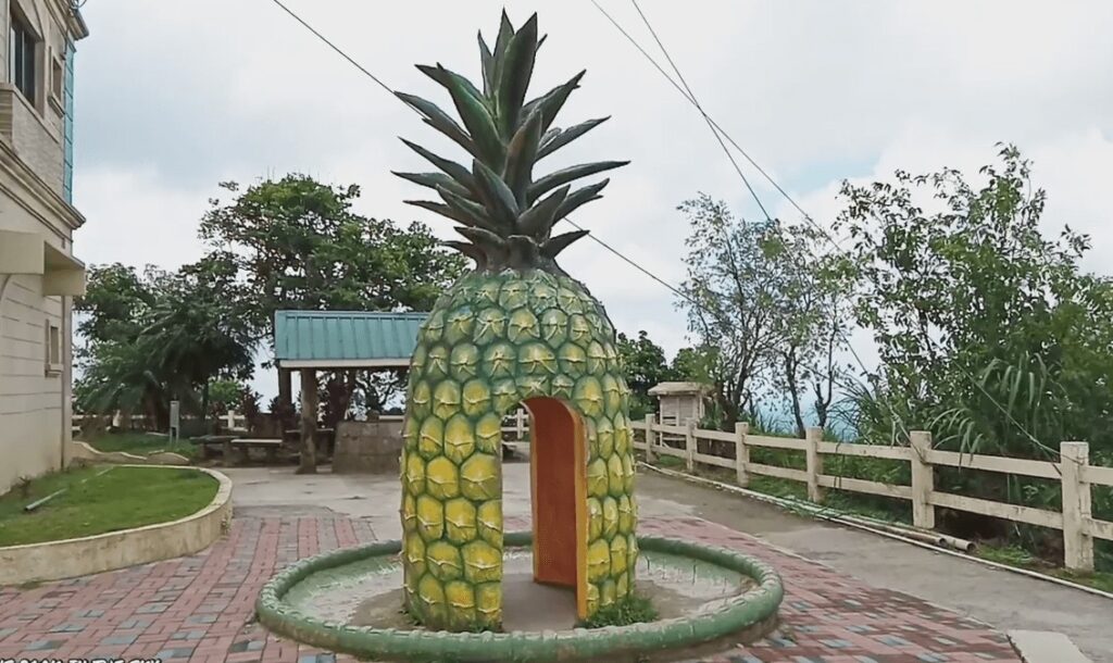 pineapple statue