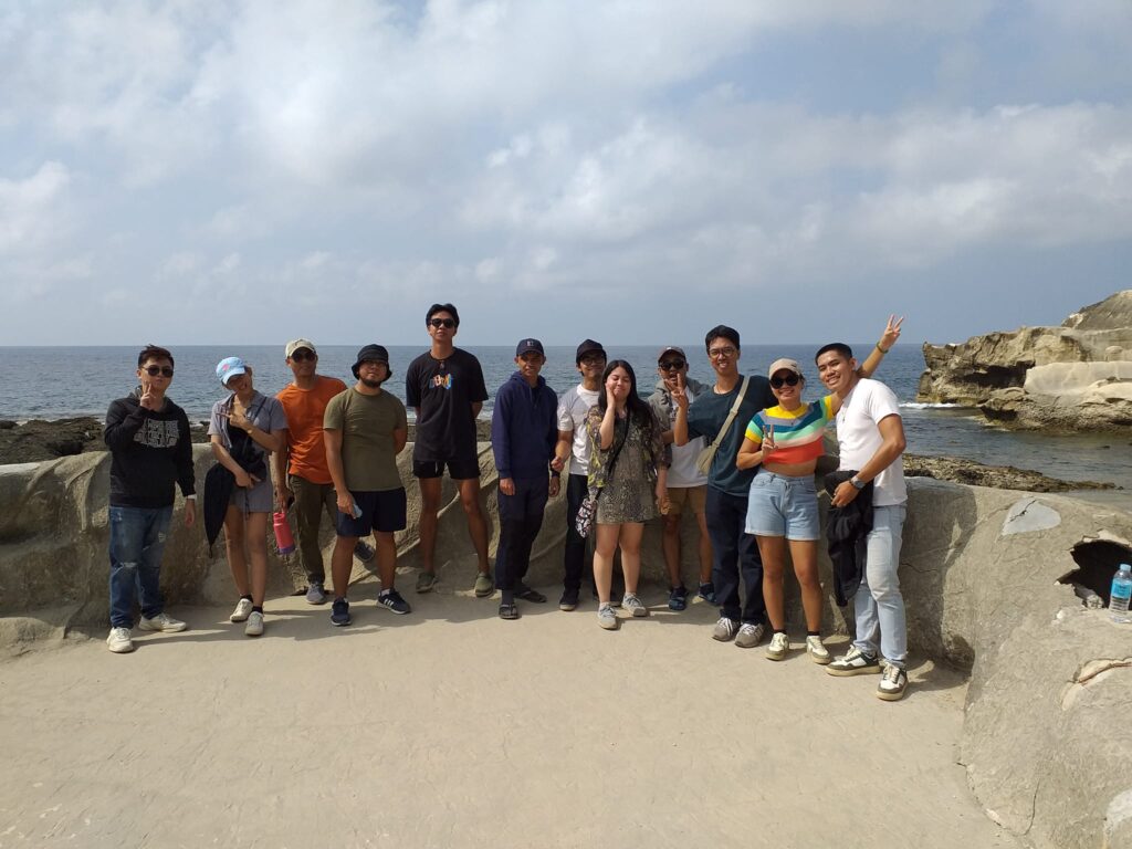 group picture in Kapurpurawan Rock Formation