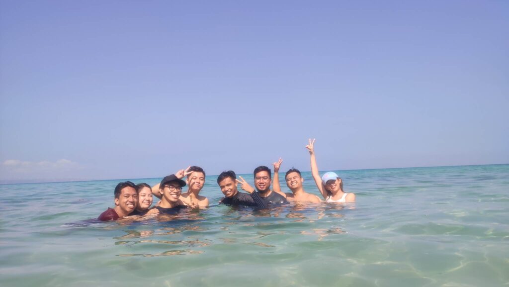 group picture in Saud Beach