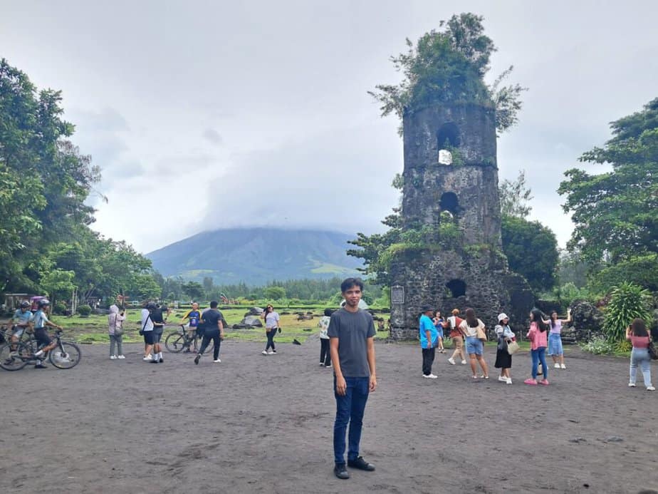 solo picture at Cagsawa Ruins