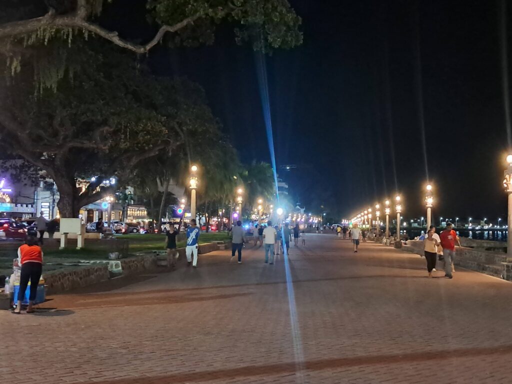 Rizal Boulevard at night