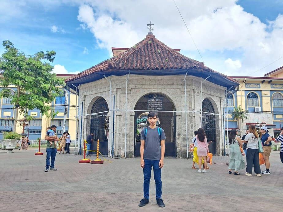 solo picture at Magellan's Cross